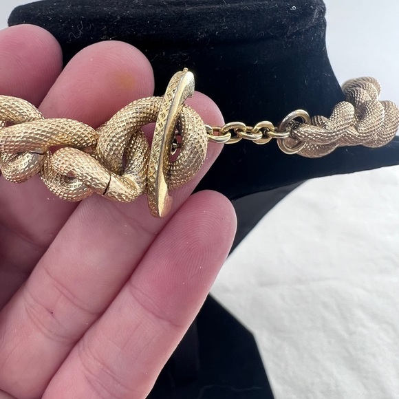 4 Pieces of Avon Jewelry - 3 pair of earrings and 1 necklace. Vintage - Picture 8 of 15